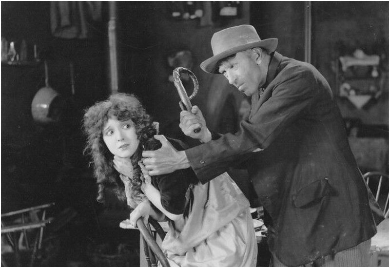 Madge Bellamy as Nan in Hail The Woman